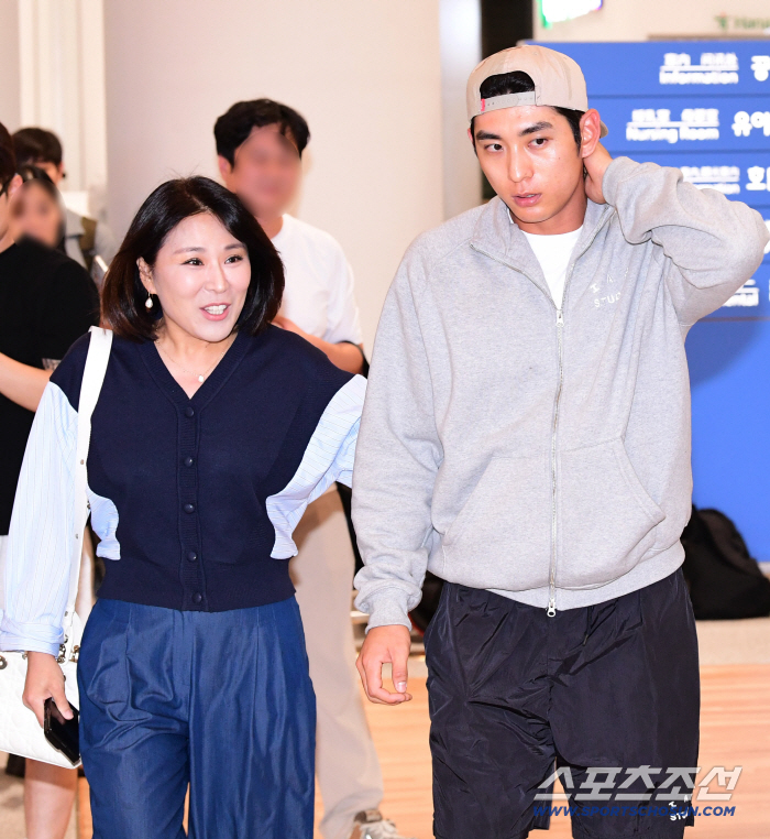  Lee Jung-hoo leaves the arrival hall with CEO Lee Ye-rang