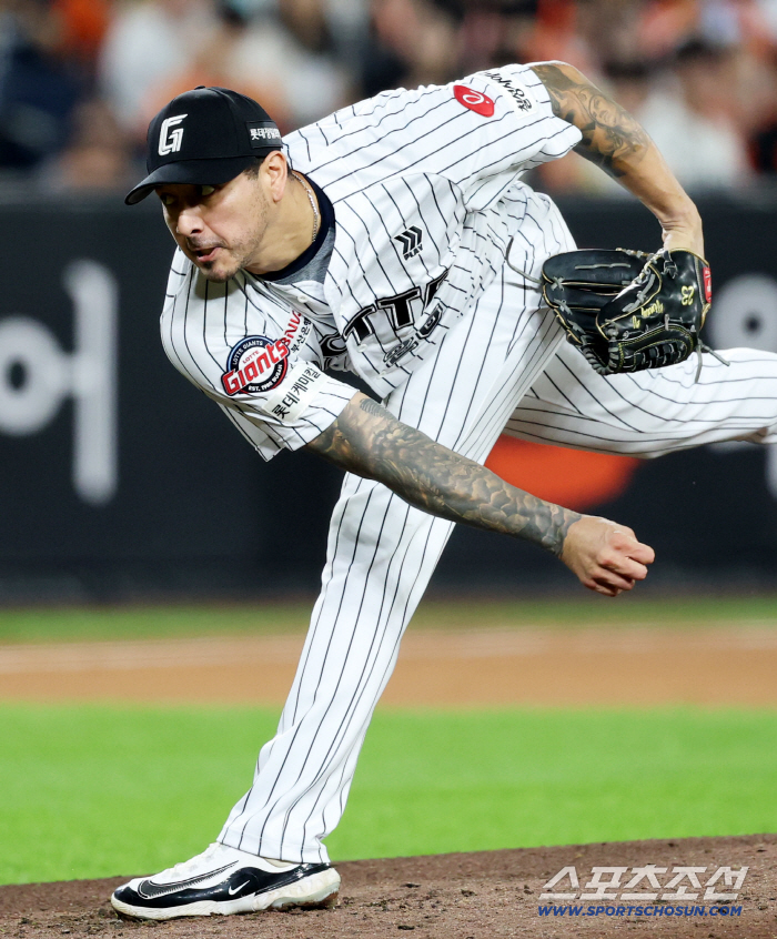  Lotte starter Velazquez's hard pitching