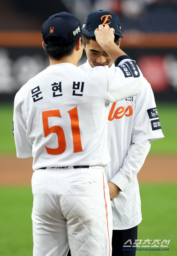  Moon Hyunbin puts an Eagles hat on rookie Oh Jaewon