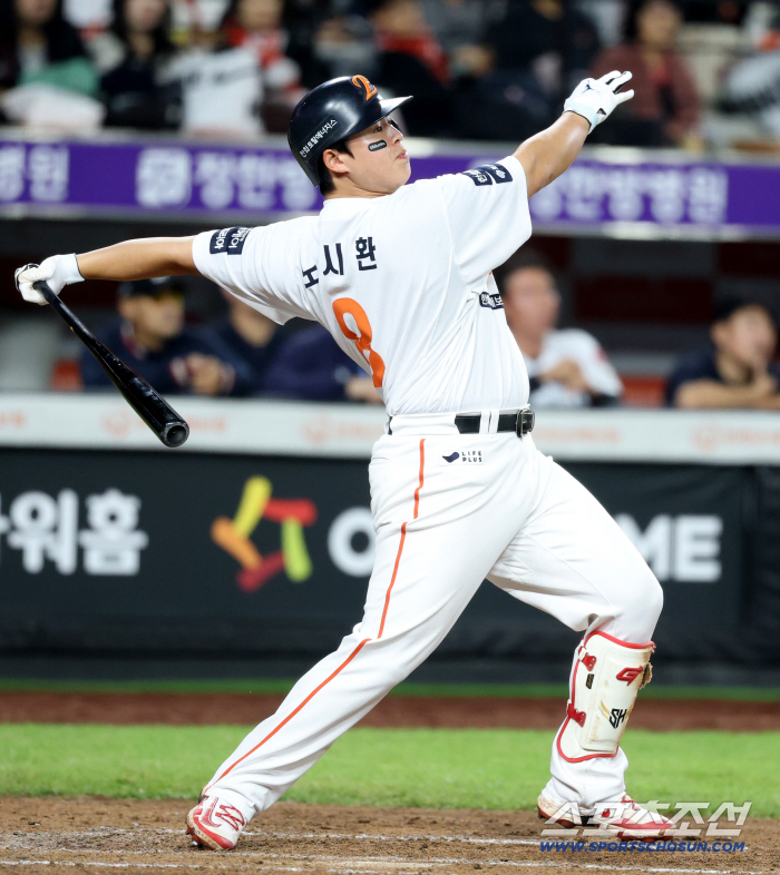  Noh Si-hwan hits Monster Wall in the 9th inning with a double