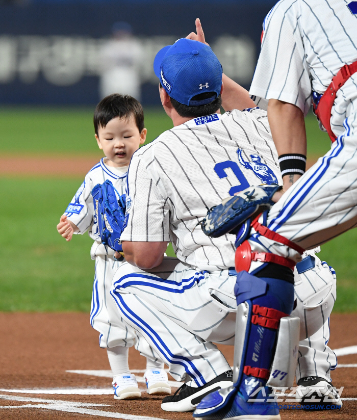  Oh Seung Hwan and his son Seo Jun. The ultimate ceremony