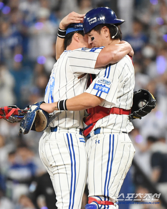  Oh Seung-hwan and Kang Min-ho, who finished their last appearance, embrace each other hotly
