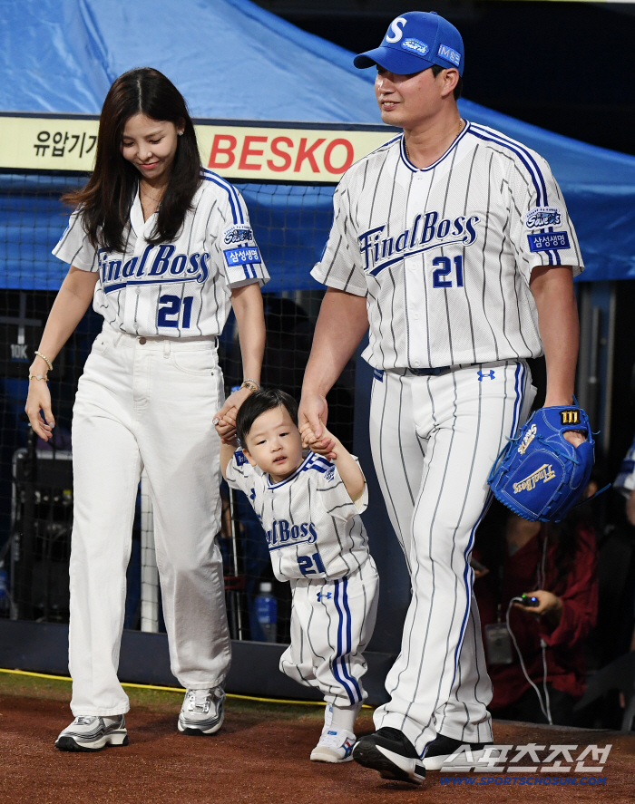  Oh Seung-hwan appears as the first pitchman with his wife's son