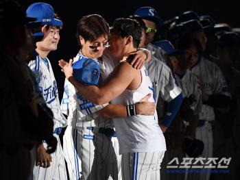  Oh Seung-hwan hugs all of his colleagues
