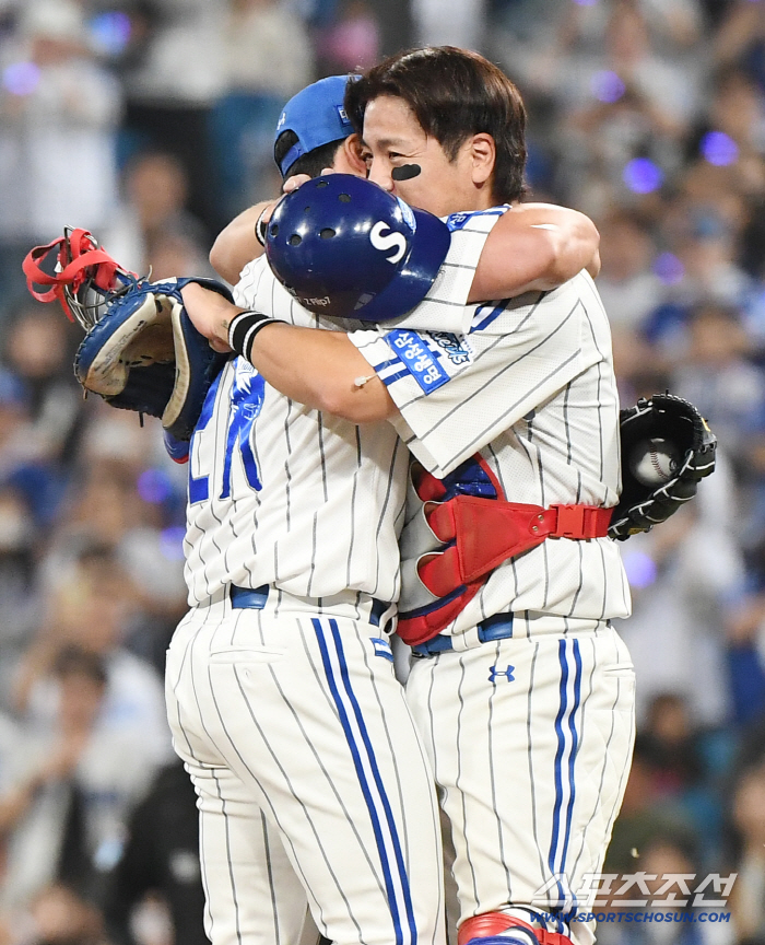  Oh Seung Hwan hugs Kang Min Ho