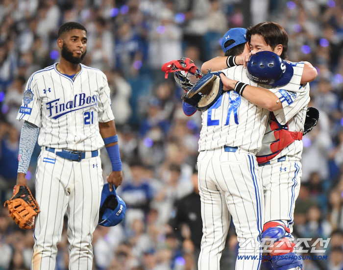  Oh Seung Hwan hugs Kang Min Ho