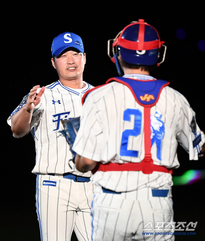  Oh Seung-hwan hugs Kang Min-ho after the last pitch