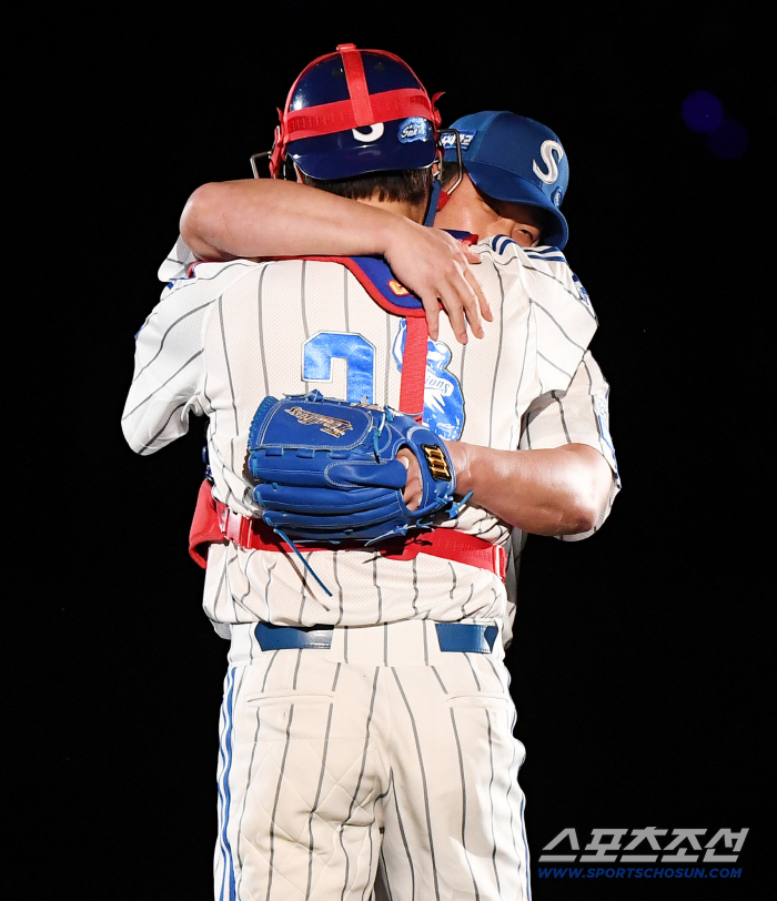  Oh Seung-hwan hugs Kang Min-ho after the last pitch