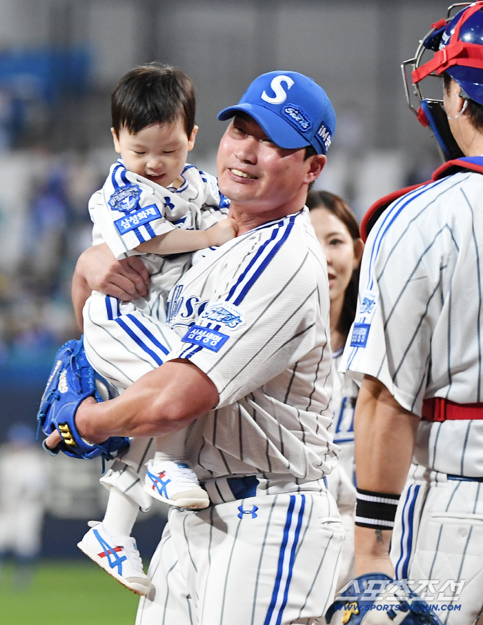  Oh Seung-hwan, son Seo-joon, and the first pitch to celebrate his retirement