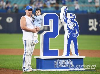  Oh Seung Hwan, with his son at the end of the retirement ceremony