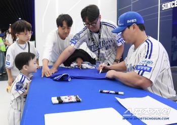  Oh Seung Hwan's autograph event. My son, Seo Jun, is also curious