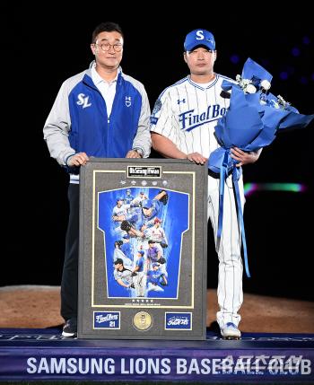  Oh Seung-hwan's retirement ceremony, general manager Lee Jong-yeol who gave a commemorative frame as a gift