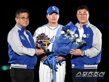  Oh Seung-hwan's retirement ceremony, President Yoo Jeong-geun and General Manager Lee Jong-yeol who give congratulatory gifts