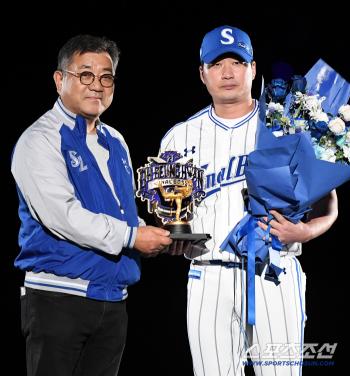  Oh Seung-hwan's retirement ceremony, President Yoo Jeong-geun congratulates him