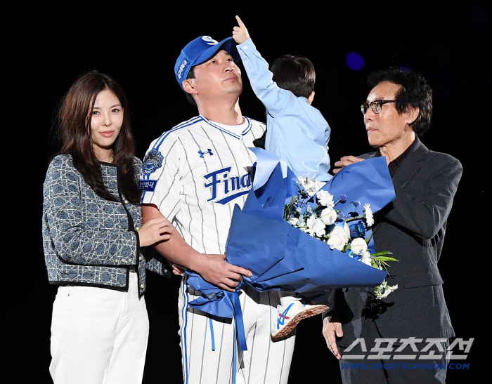  Oh Seung-hwan's son imitating his dad's ceremony