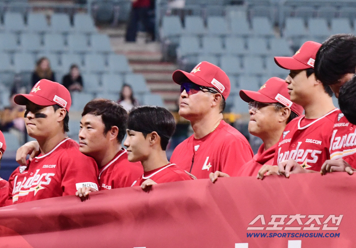  SSG coach Lee Sung-yong and players greet their fans