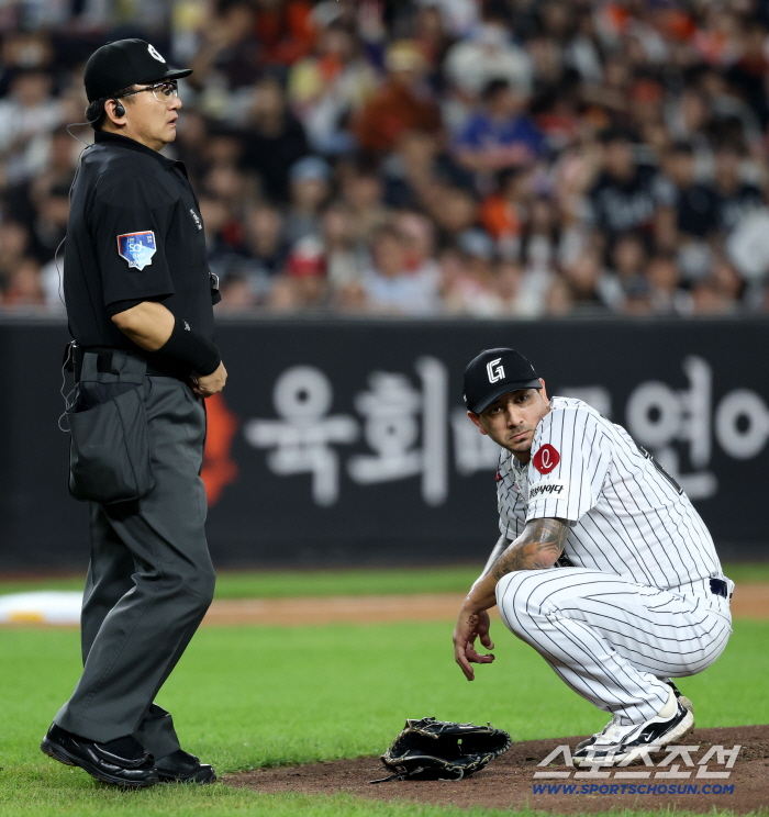  Velazquez's chest surprised by Chae Eun-sung, who was hit in the face by the pitch