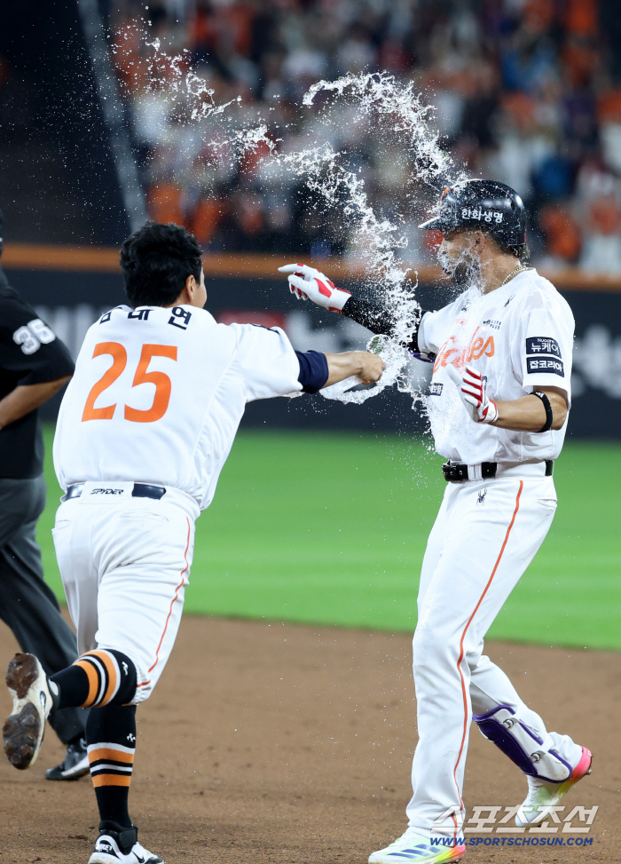  Water baptism from Liberato and Kim Tae-yeon, a walk-off hit