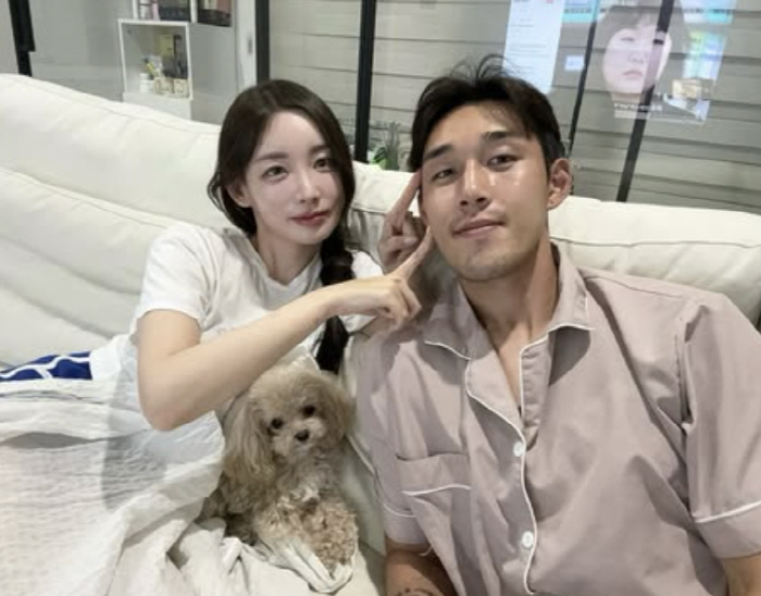 Please stop posting malicious comments. Kwak Min-sun is 7 years younger ♥ Song Min-gyu and I earnestly ask for the wedding announcement