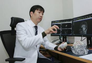 Professor Lee Hak-young of Gangdong Kyunghee University Hospital received a commendation from the Minister of Health and Welfare on the Day of Overcoming Dementia