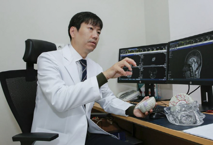 Professor Lee Hak-young of Gangdong Kyunghee University Hospital received a commendation from the Minister of Health and Welfare on the Day of Overcoming Dementia
