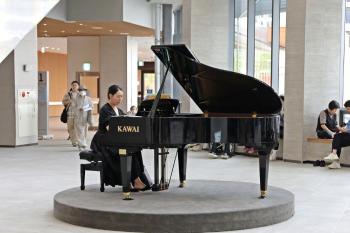 Soonchunhyang University Cheonan Hospital holds a concert inviting pianists...on the patient's back