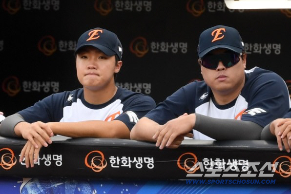 What do you mean super rookie is super shy. Ryu Hyun-jin is always next to him, but he learned Ryu Hyun-jin's curve as a proxy question from his Kiwoom friend. I'm embarrassed because LG also defeated the second-ranked rookie in 155km. 