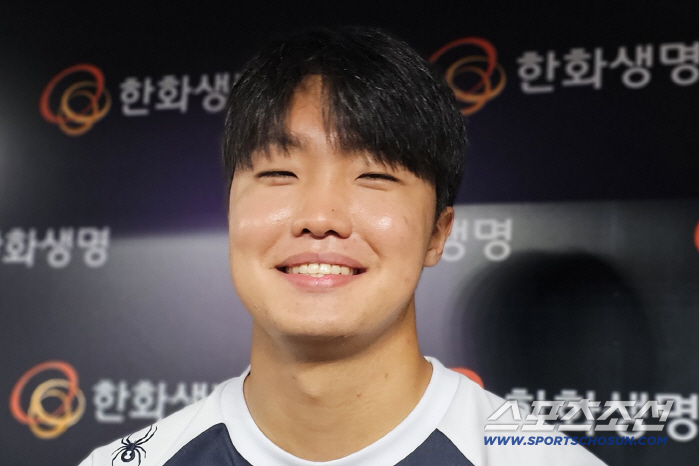 What do you mean super rookie is super shy. Ryu Hyun-jin is always next to him, but he learned Ryu Hyun-jin's curve as a proxy question from his Kiwoom friend. I'm embarrassed because LG also defeated the second-ranked rookie in 155km. 