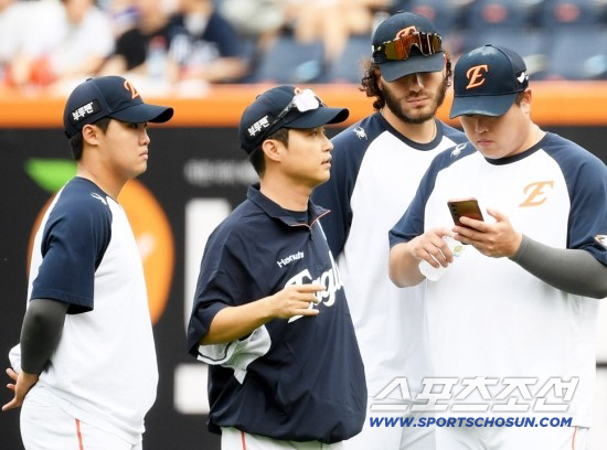 What do you mean super rookie is super shy. Ryu Hyun-jin is always next to him, but he learned Ryu Hyun-jin's curve as a proxy question from his Kiwoom friend. I'm embarrassed because LG also defeated the second-ranked rookie in 155km. 