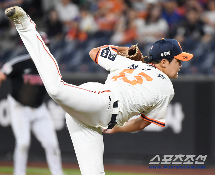 What do you mean super rookie is super shy. Ryu Hyun-jin is always next to him, but he learned Ryu Hyun-jin's curve as a proxy question from his Kiwoom friend. I'm embarrassed because LG also defeated the second-ranked rookie in 155km. 