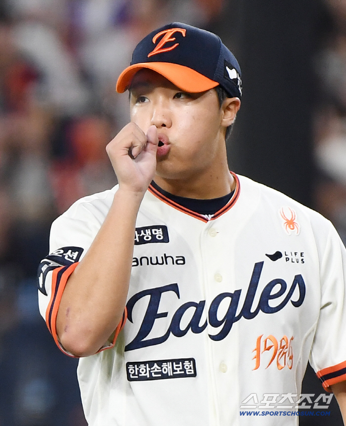What do you mean super rookie is super shy. Ryu Hyun-jin is always next to him, but he learned Ryu Hyun-jin's curve as a proxy question from his Kiwoom friend. I'm embarrassed because LG also defeated the second-ranked rookie in 155km. 
