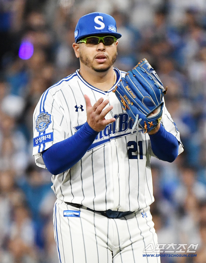 You're the ace until the end! On the day of Oh Seung-hwan's departure, Samsung, who took out a big burden on the fall baseball, also had a bright smile on the head coach. 