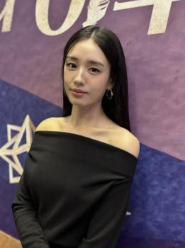 Ahn Eun-jin, the goddess of all-black off-shoulder...She's so beautiful. 