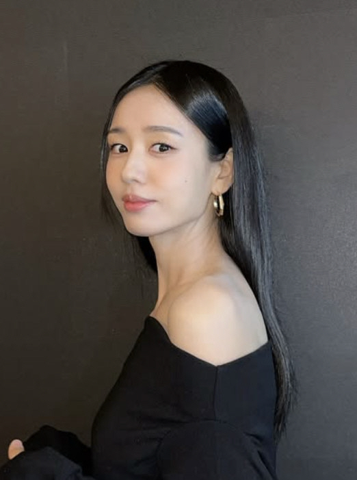 Ahn Eun-jin, the goddess of all-black off-shoulder...She's so beautiful. 