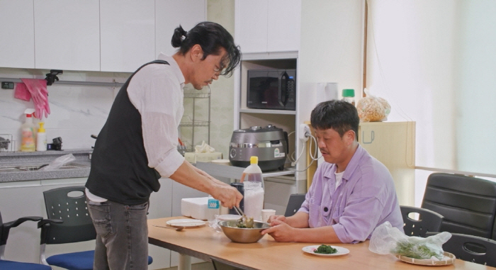 And now we're going to take the weeds back…Isn't it Choi Gui-hwa's petting setting of companion weeds? (Over-immersive club)