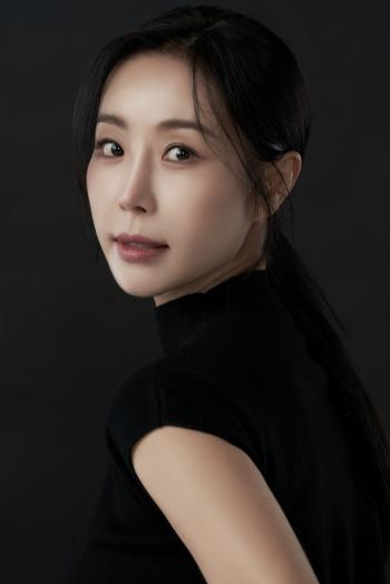 Han Ga-gam appears on her debut stage...I'm under a lot of pressure, but I'll face you until the end