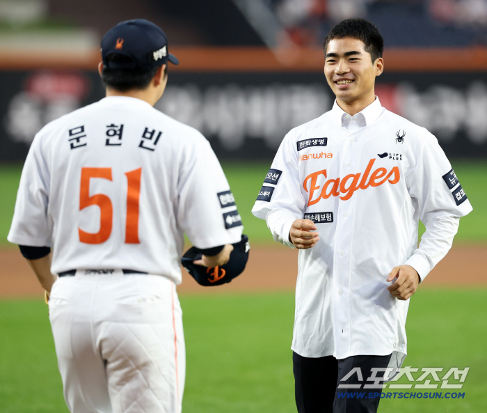 He's handsome and good at baseball Can we expect Moon Hyun-bin, who put his hat on Rookie's shy confession, and an outfield duo who look like him?