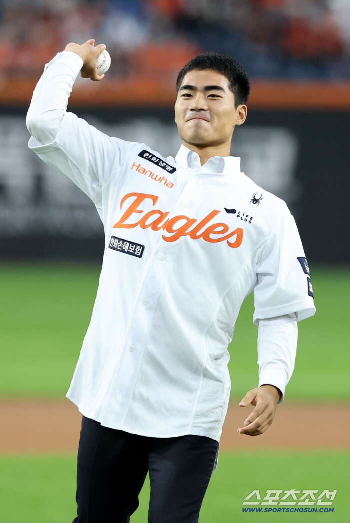 He's handsome and good at baseball Can we expect Moon Hyun-bin, who put his hat on Rookie's shy confession, and an outfield duo who look like him?