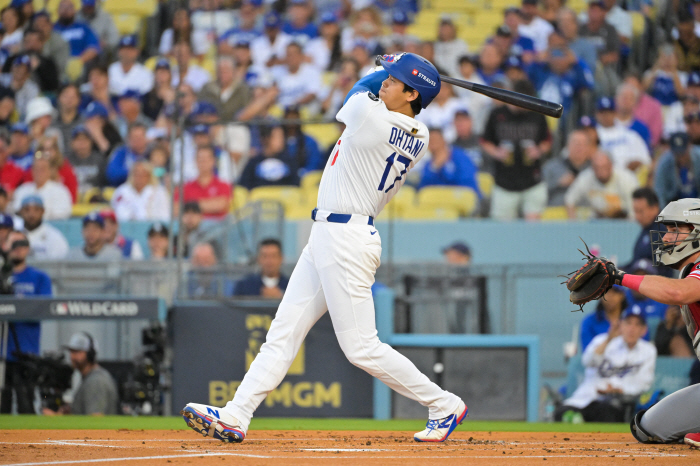 I'm not from Otani. A home run like this at this moment in this game? LAD Ohtani blasted a leadoff home run in the first inning of Game 1 of the NLWC. Dodgers lead 50