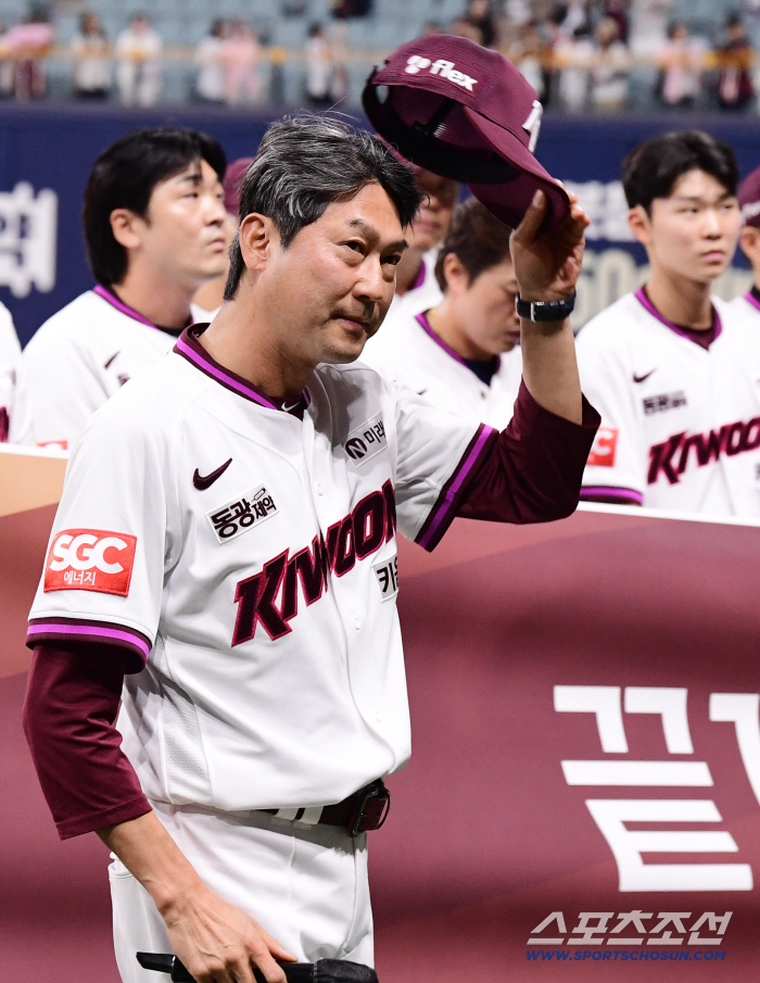 In the 9th inning of the final game of the season, he blew a chance to tie the game with a bunt double play. Raising and manager Seol Jong-jin, the bare face of operational baseball