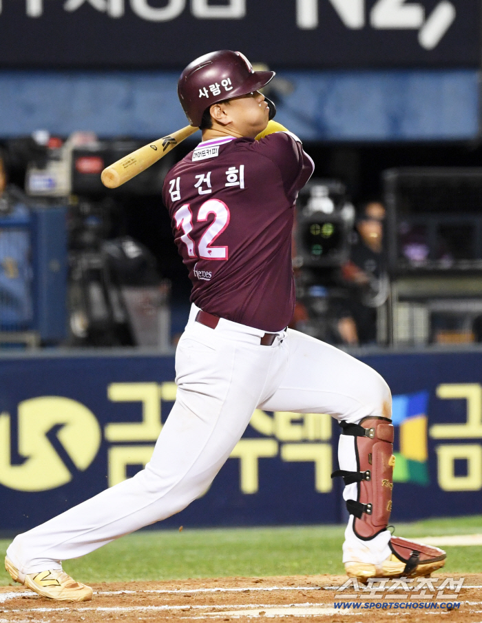 In the 9th inning of the final game of the season, he blew a chance to tie the game with a bunt double play. Raising and manager Seol Jong-jin, the bare face of operational baseball