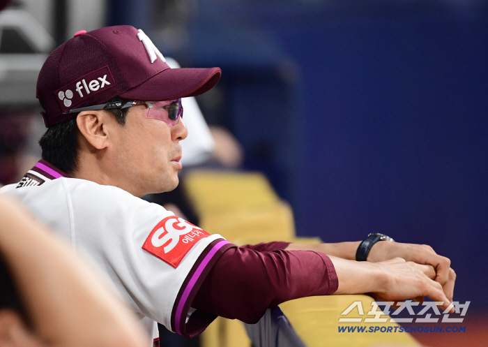 In the 9th inning of the final game of the season, he blew a chance to tie the game with a bunt double play. Raising and manager Seol Jong-jin, the bare face of operational baseball
