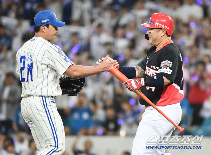 It was a ball that Choi Hyung-woo, who left Oh Seung-hwan with a strikeout that will go down in history, could never hit
