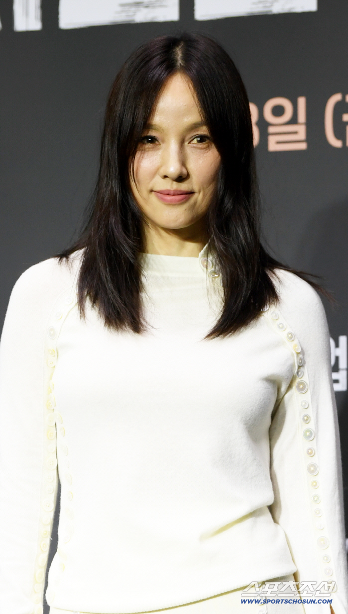 Just Makeup Lee Hyori Survival MC for the first time, it's so hard..I'd like to do it first