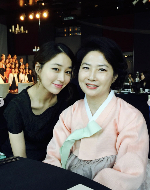 Lee Min-jung's two-shot appearance on YouTube for the first time that her mother is prettier