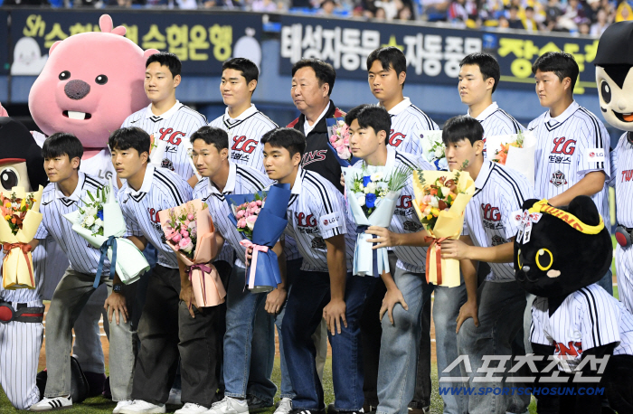  2026 LG Twins rookie players taking a commemorative photo with general manager Cha Myung-seok