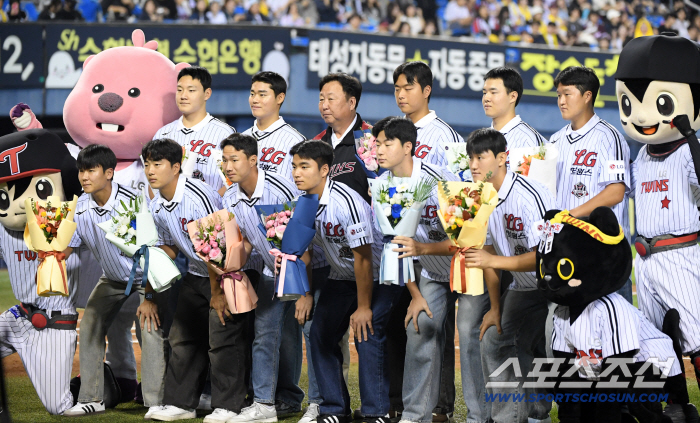  2026 LG Twins rookie players taking a commemorative photo with general manager Cha Myung-seok