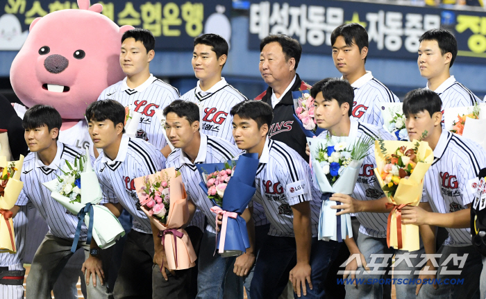  2026 LG Twins Rookie Players With General Manager Cha Yeom-seok