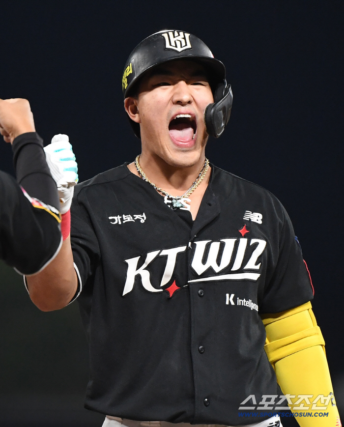  Ahn Hyunmin who cheers, makes a timely RBI