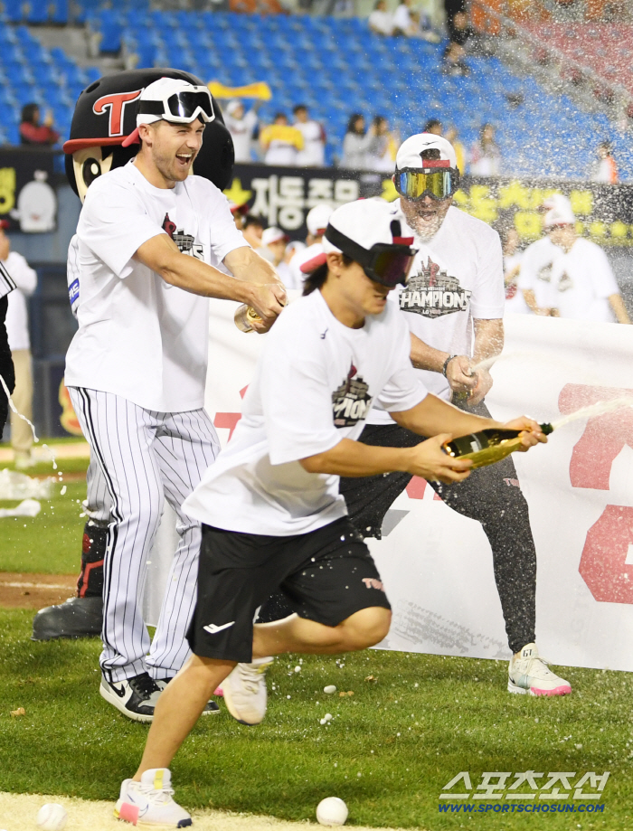  Champagne shower to LG captain Park Hae-min